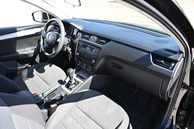 Škoda Octavia 1.6TDI 77KW Ambition rezervace - fotka 26 z 49
