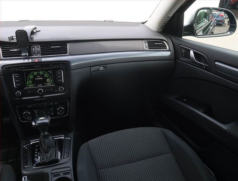 Škoda Superb (2011) Comfort 2.0 TDI, Automat, Navi - fotka 8 z 19