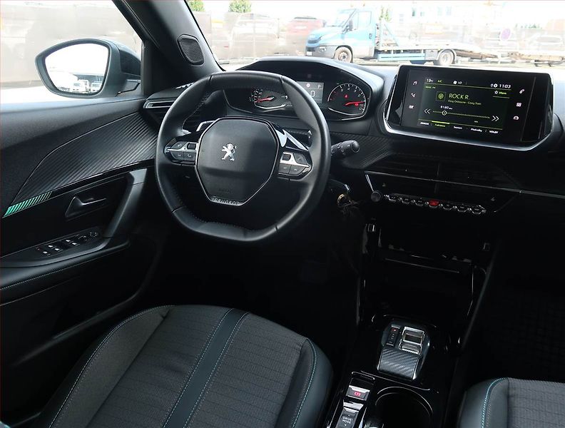 Peugeot 2008 (2023) Allure 1.2 PureTech, Automat - fotka 7 z 17