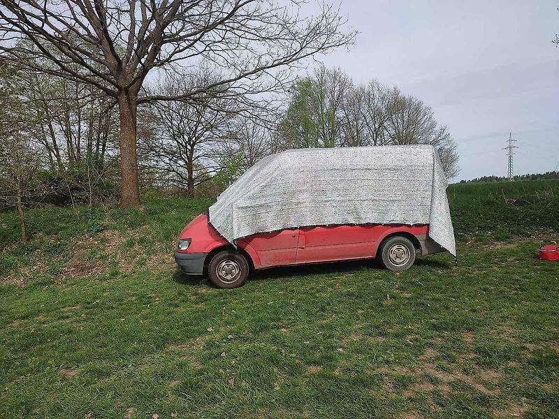Protisluneční plachta na auto pomáhá výrazně snížit teplotu v interiéru.