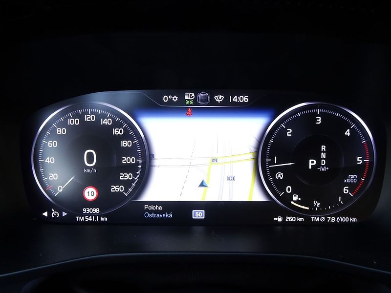 Volvo XC40 D3 A/T Virtual CarPlay Kamera - fotka 16 z 36