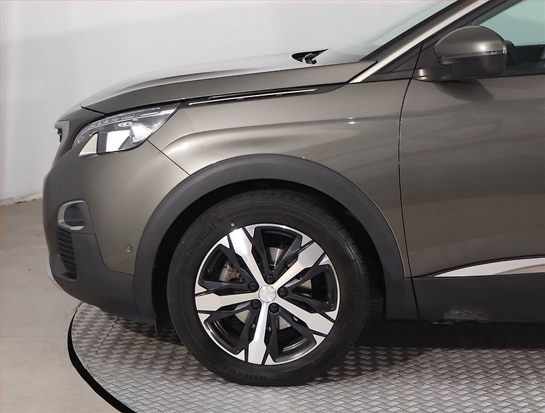 Peugeot 3008 (2019) Allure 1.2 PureTech - fotka 14 z 16