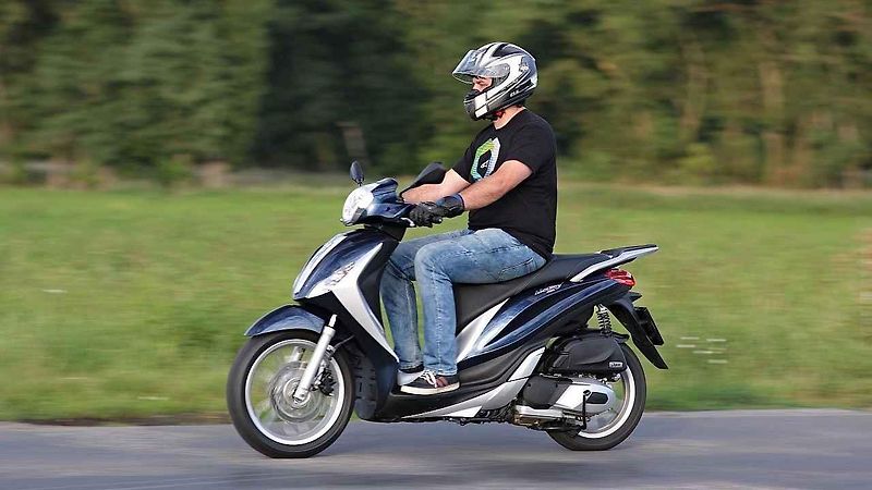 Piaggio MP3 500ie Sport LT (vlevo) a Piaggio Medley 125ie.