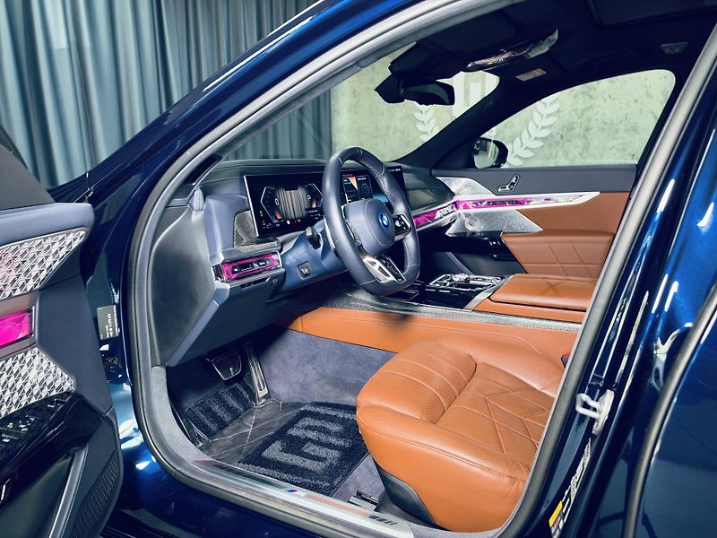 BMW Řada 7 (2023) 750e*ZÁRUKA*TV*MAX.VÝBAVA - fotka 15 z 46
