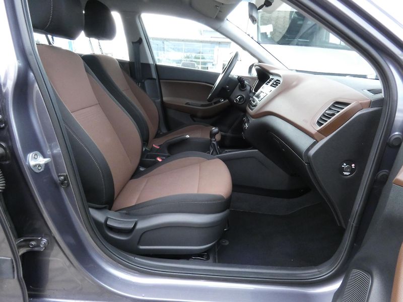 Hyundai i20 1,2 /55kW - fotka 23 z 30