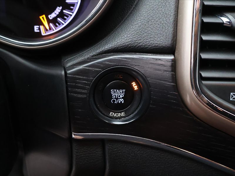 Jeep Grand Cherokee 3,0 CRDI 184kW 4x4 Summit - fotka 19 z 32