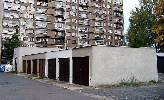 Poptávka po garážích je daleko větší jak nabídka. Proto jejich ceny extrémně stoupají., zdroj: Wikimedia Commons, ŠJů, CC BY-SA 3.0
