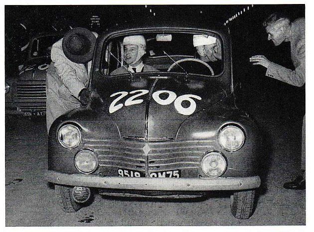 Jean Rédélé, zakladatel Alpine, za volentam Renaultu 4CV na startu vytrvalostního silničního závodu Mille Miglia v roce 1954., zdroj: Wikimedia Commons, neznámý autor, volné dílo