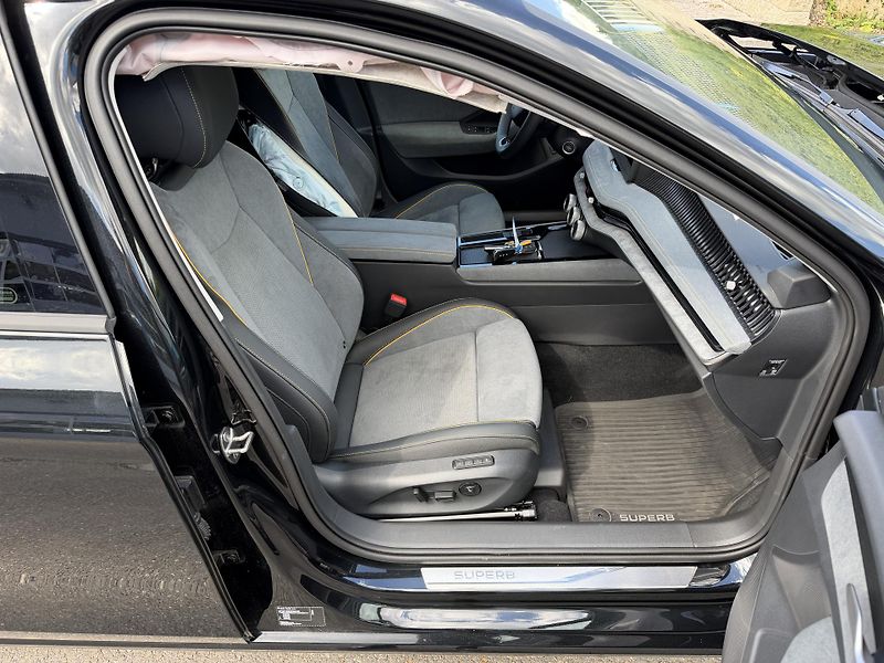 Škoda Superb Kombi 1,5i hybrid auto. závěs - fotka 16 z 19