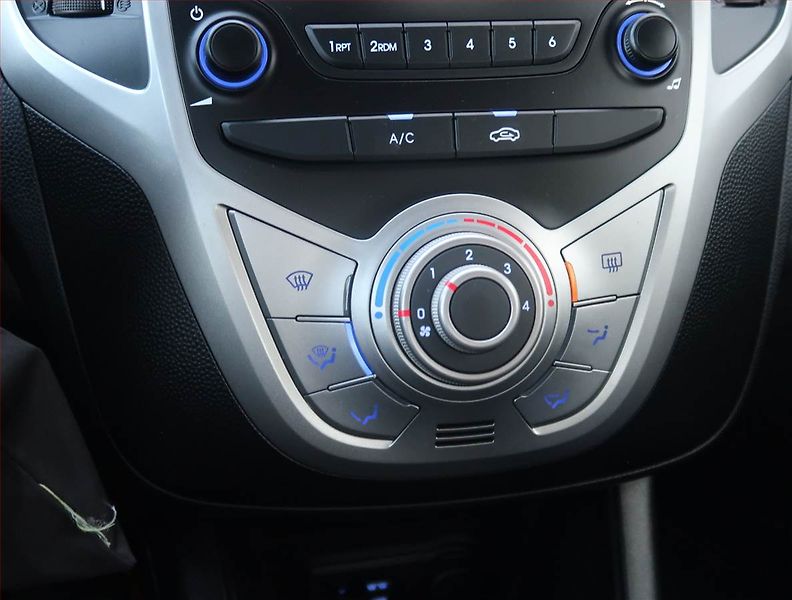 Hyundai ix20 (2015) 1.4 CVVT, Serv.kniha - fotka 15 z 18