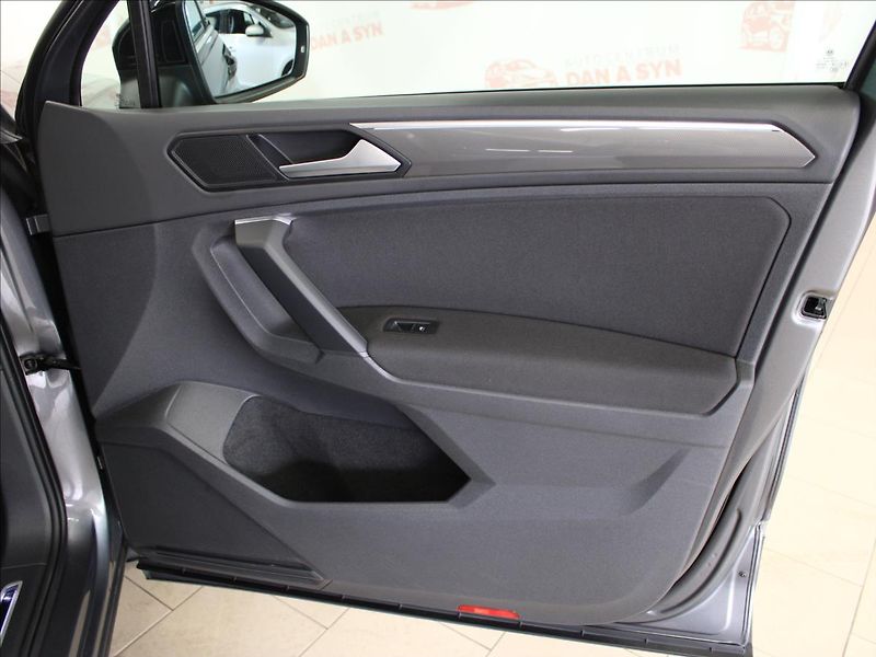 Volkswagen Tiguan 2,0 TSi 140 KW, LED, DSG, 4 Mo - fotka 12 z 30