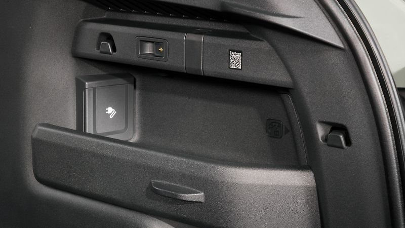 Elektromobily Škoda Elroq a Enyaq mohou díky funkci Vehicle to Load napájet externí zařízení přímo z trakční baterie. Adaptér zapojený do nabíjecího portu tak z auta udělá praktický zdroj energie pro kempování, práci i cestovní výbavu.