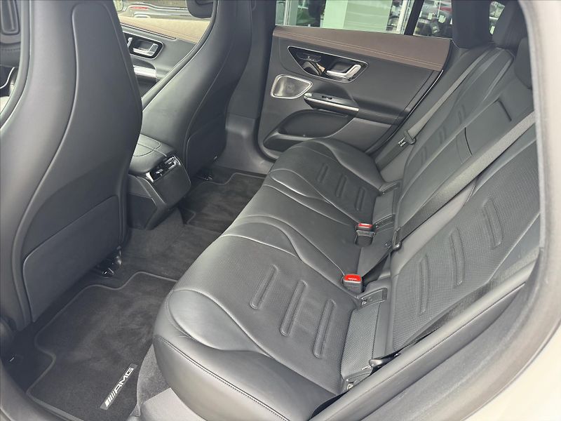 Mercedes-Benz EQE 53 AMG 4M - fotka 27 z 38