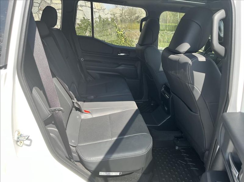 Toyota Land Cruiser 2,4 i-FORCE MAX HEV - fotka 17 z 48