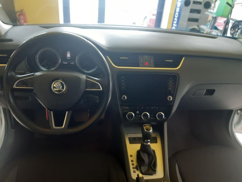 Škoda Octavia 1.6 TDI DSG NAVI APP - fotka 9 z 28