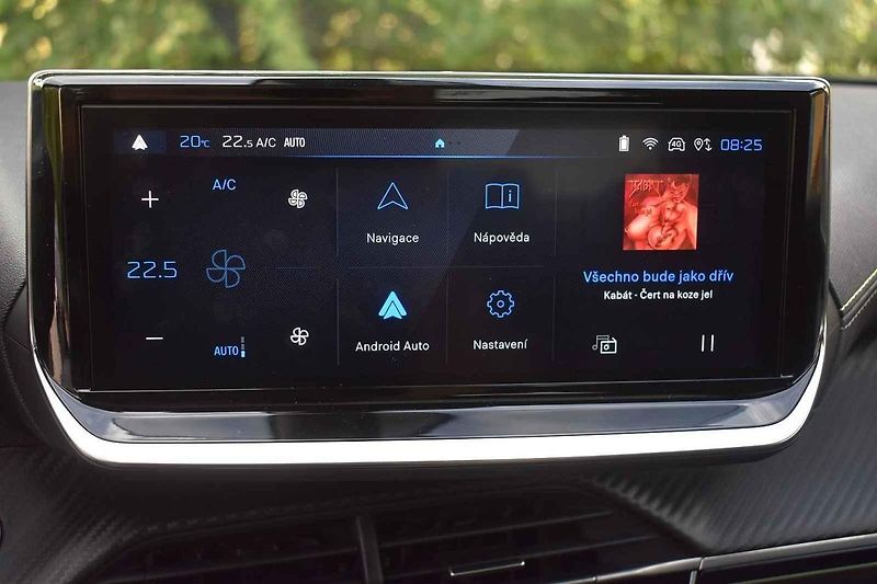 Peugeot 2008 je stylový i praktický rodinný doplněk.