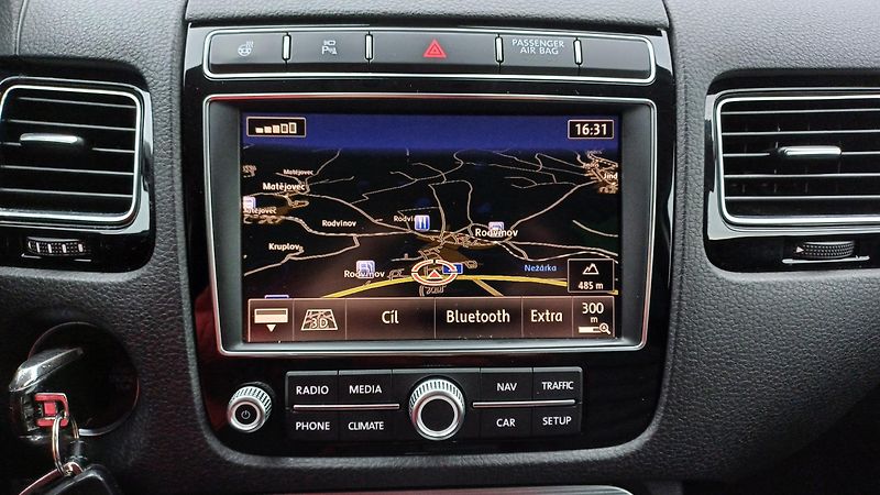 Volkswagen Touareg 3.0 TDI 193kW R-LINE-WEBASTO- - fotka 38 z 50