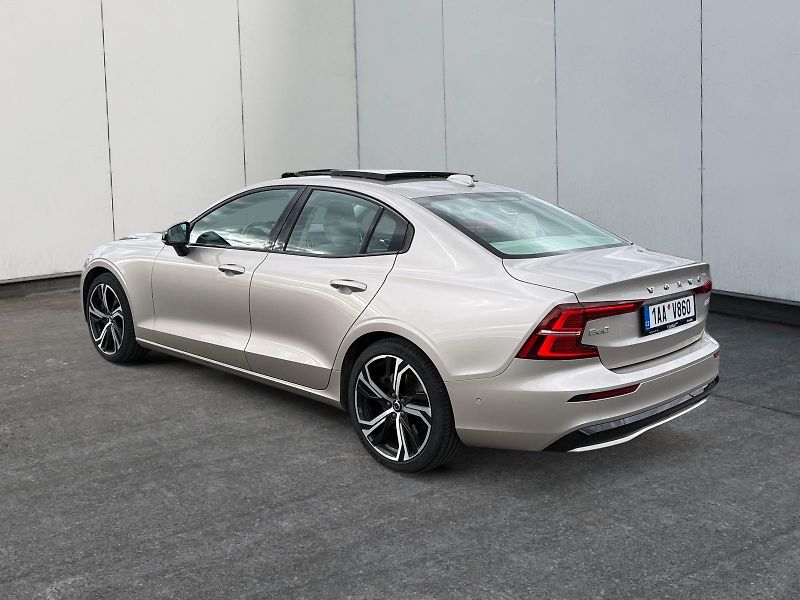 Volvo S60 (2023) ULTIMATE DARK B5 184kW AWD TAŽ - fotka 4 z 11