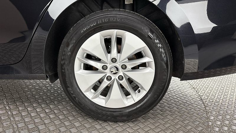 Škoda Octavia 2.0 TDI Ambition Combi - fotka 19 z 23