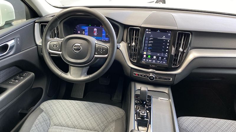 Volvo XC60 CORE, B4 AWD, 145+10 kW / 197+ - fotka 11 z 35