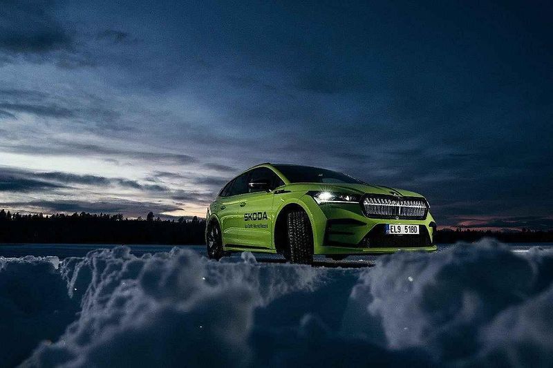 Automobilka Škoda pokořila s plně elektrickým vozem SUV Enyaq RS rekord v nejdelším souvislém driftu na ledě.
