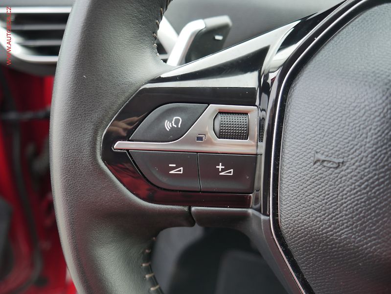 Peugeot 5008 (2022) 1.2PT, 1.maj,ČR, Allure, AT - fotka 18 z 23