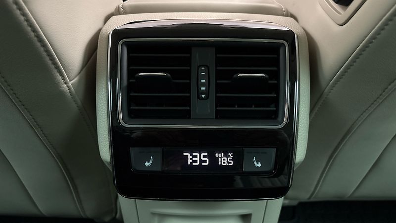 Škoda Superb 2.0 TDI DSG 4x4 L&K - fotka 23 z 33
