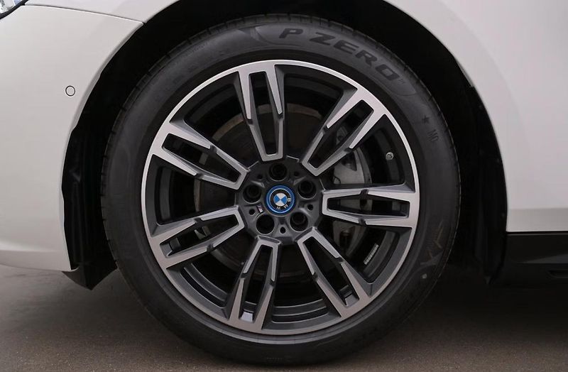 BMW i5 eDrive40 Touring M SoH 97% Taž - fotka 26 z 26
