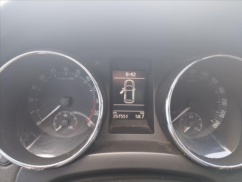 Škoda Yeti 2,0 TDi 81KW ČR, DPH - fotka 11 z 19