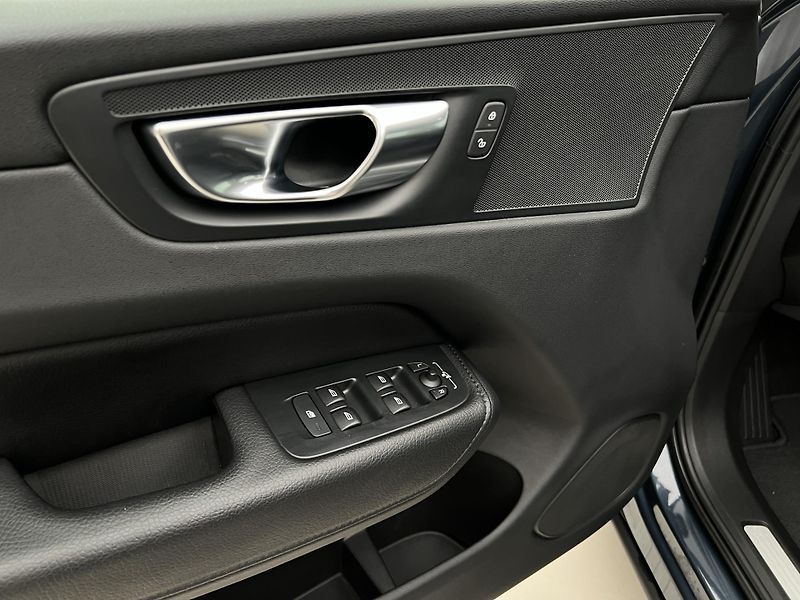 Volvo XC60 B4 AWD MOMENTUM PRO AUT - fotka 40 z 40