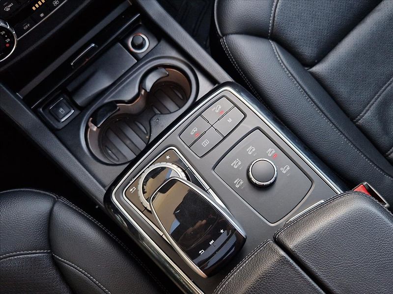 Mercedes-Benz GLE 3,0 i AMG 270kW 4MATIC PANORAM - fotka 43 z 50