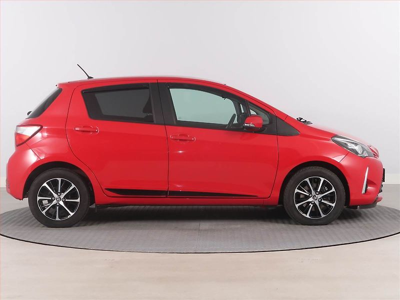Toyota Yaris (2018) 1.5 Dual VVT-i, Serv.kniha - fotka 6 z 17