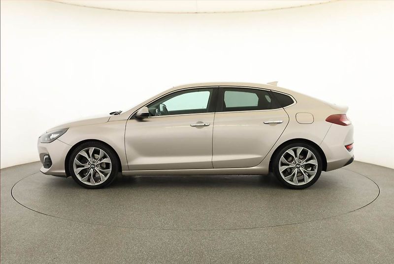 Hyundai i30 (2018) Style 1.4 T-GDI, Serv.kniha - fotka 3 z 19