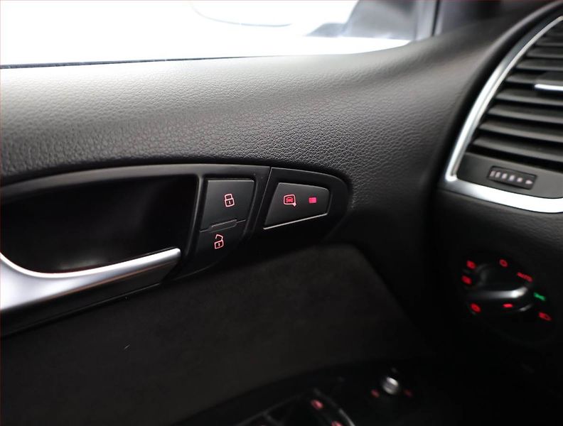Audi Q7 (2011) S-Line 3.0 TDI, 4X4, Automat - fotka 16 z 17