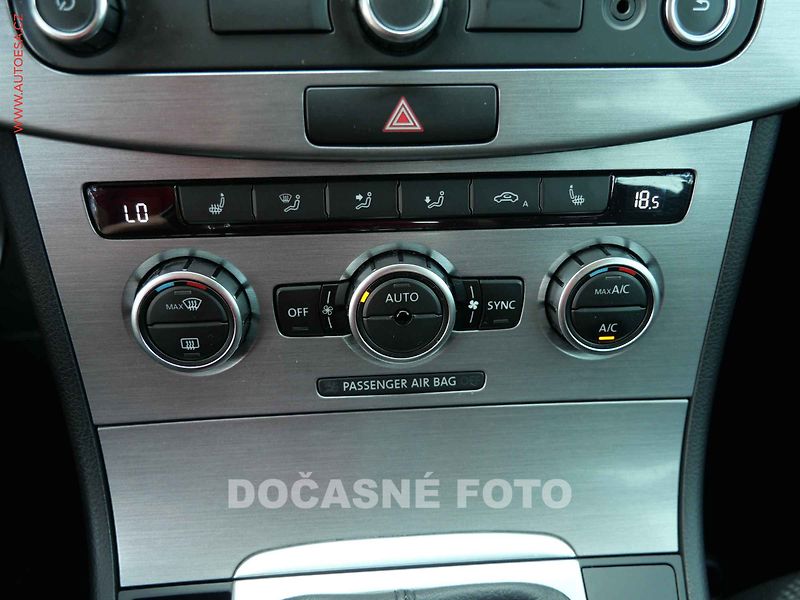 Volkswagen Passat (2014) 2.0 TDi, Navi, xenon - fotka 15 z 23