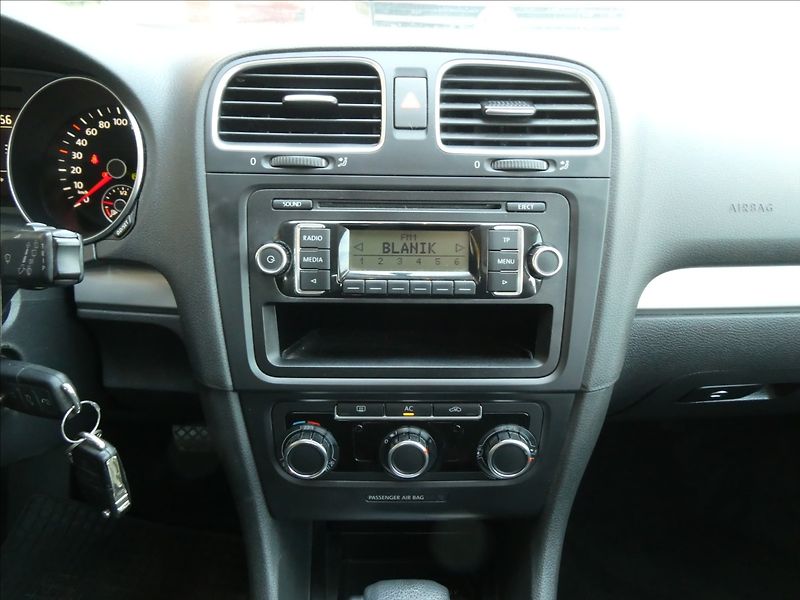 Volkswagen Golf 1,6 MPi 75kW DSG klima - fotka 28 z 40