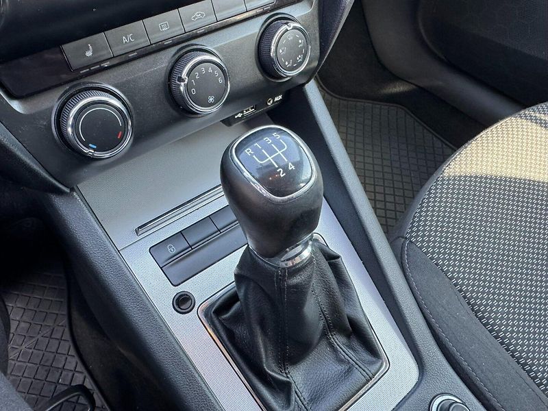 Škoda Octavia (2014) 1,6 TDI 77 KW TAŽNÉ KOLA - fotka 23 z 41