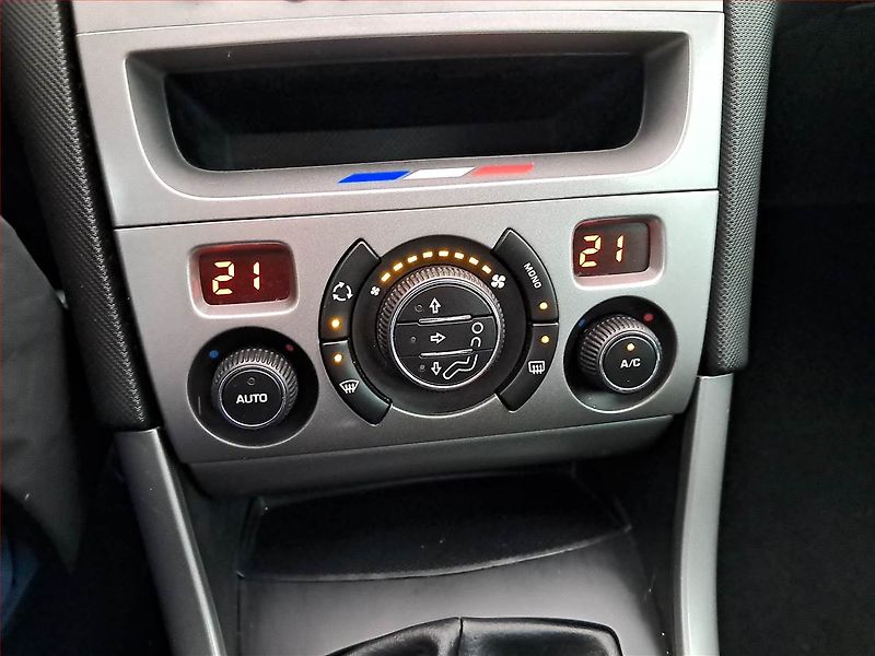Peugeot 308 (2010) 1.6 VTi, po STK - fotka 13 z 19