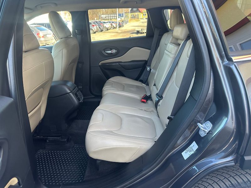 Jeep Cherokee 2.2 CRD 4x4/147kW/Automat/1MAJ - fotka 12 z 37