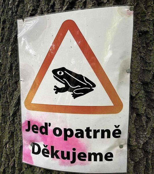 Nedaleko Ostravy je u letiště v Mošnově značka upozorňující na letadla.