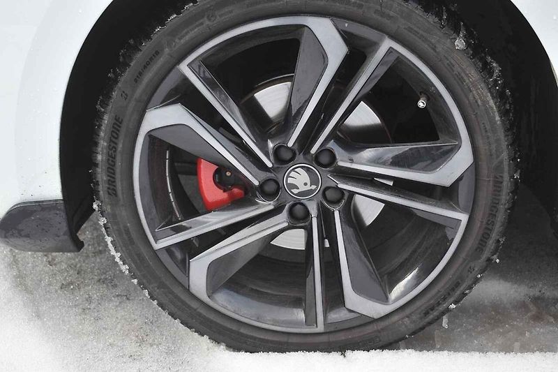Auto působí přikrčeně, tudíž sportovně.