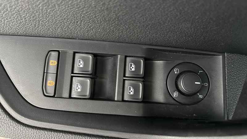 Škoda Superb 2.0 TDI DSG Ambition Combi - fotka 24 z 29