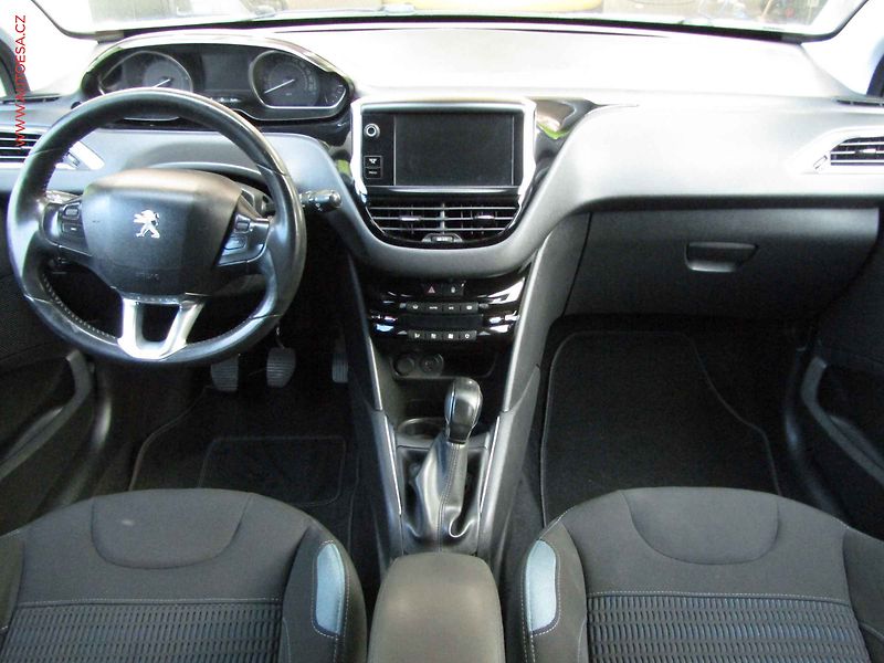 Peugeot 208 (2013) 1.2PT, ČR, AC, park.čidla - fotka 8 z 16