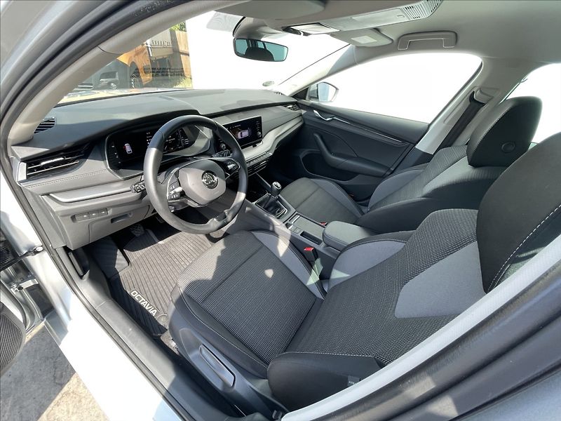 Škoda Octavia 2,0 TDI Combi Ambition Plus - fotka 5 z 24