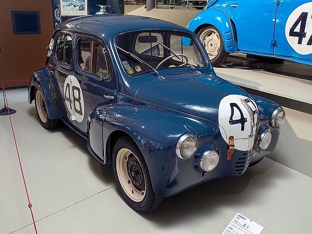 Vůz Renault 4CV se startovním číslem 48, který jel 24 hodin Le Mans v roce 1950., zdroj: Wikimedia Commons, Alf van Beem, volné dílo