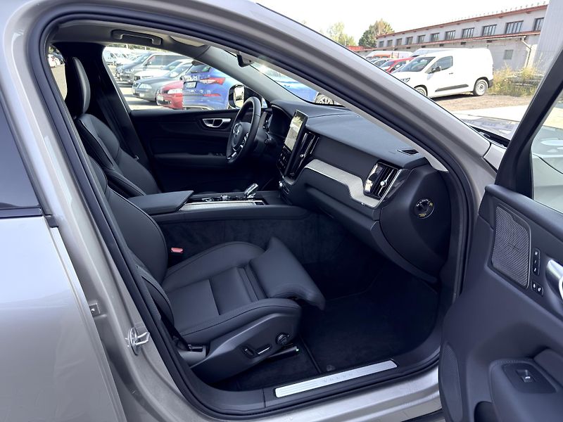 Volvo XC60 B5 AWD PLUS DARK // REZERVACE  - fotka 14 z 44