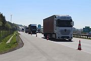 Na dálnici mezi Prahou a Brnem jezdí hodně kamionů. Někteří řidiči jedou spořádaně za sebou, jiní ne.