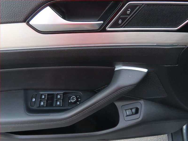 Volkswagen Passat (2015) 2.0 TDI, Automat, Kůže, Navi - fotka 17 z 21