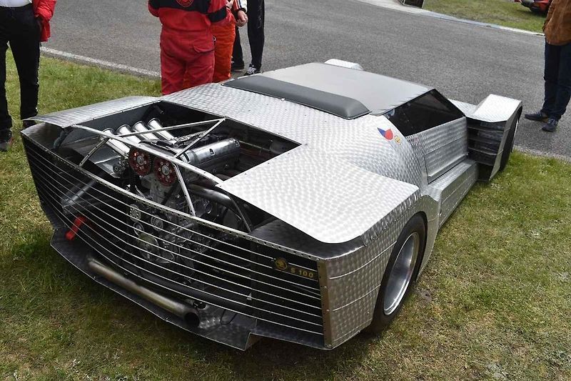 Původní Škoda 100 se postupně změnila v tento supernízký speciál.