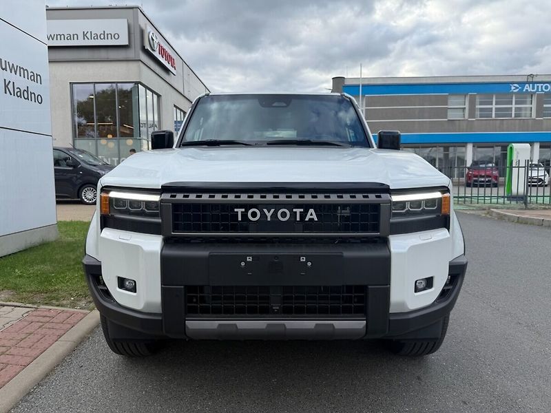 Toyota Land Cruiser MC 2027 EXECUTIVE Skyview 2.8D - fotka 2 z 13